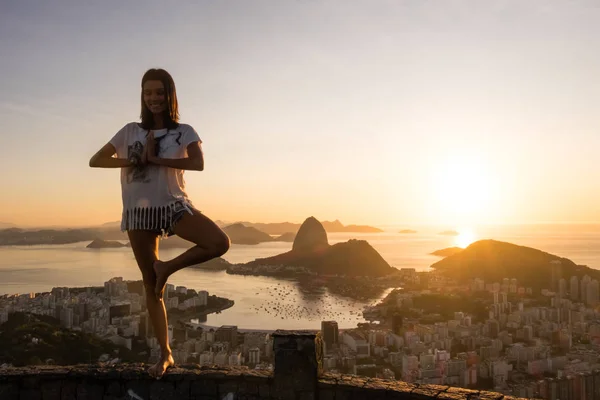 Kızı pratik Yoga pozisyonları Mirante Dona Marta, Rio de Janeiro, Brezilya