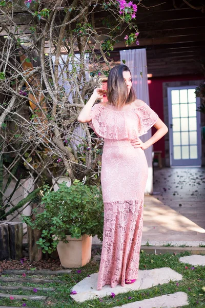 Schönes Modell in einem rosa Kleid — Stockfoto