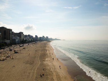 Güzel hava dron görünümünü Ipanema ve Leblon Plajı, Rio de Janeiro