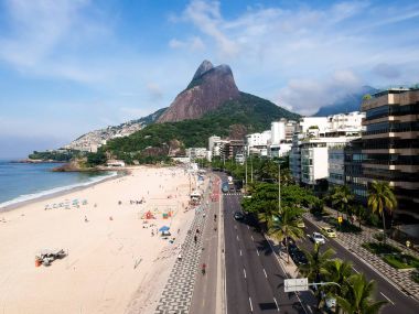 Leblon hava dron görünümünü ipe irmaos Dağı, Rio de Janeiro