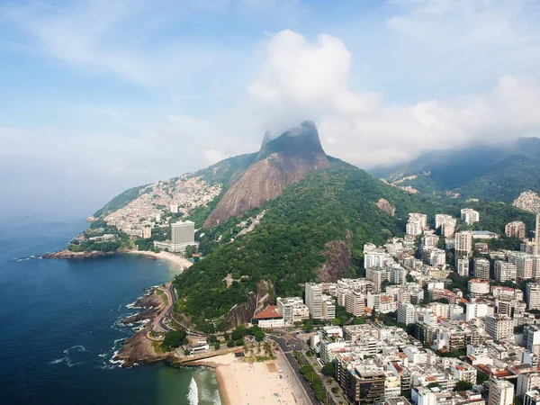 Widok anteny drone Leblon dois irmaos góry, Rio de Janeiro, — Zdjęcie stockowe