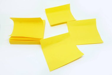 Beyaz arka plan üzerinde izole sarı sopa not