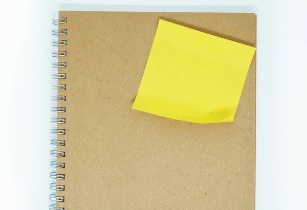Nota amarilla pegajosa en el cuaderno —  Fotos de Stock