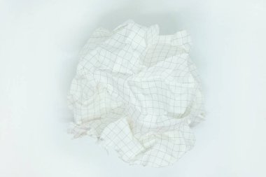 Beyaz arka plan üzerinde buruşuk kılavuz Paper yakın çekim