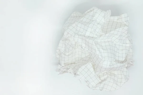 Κοντινό πλάνο της ένα πλέγμα τσαλακωμένο χαρτί σε λευκό φόντο — Φωτογραφία Αρχείου