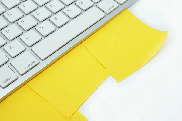 Żółtych karteczek na klawiaturze — Zdjęcie stockowe