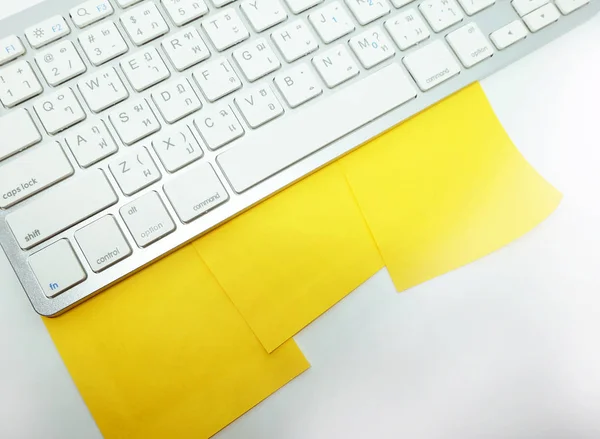 Желтая липкая нота на клавиатуре — стоковое фото
