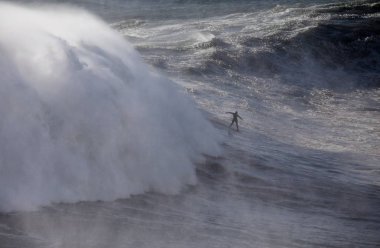 Kuzey Sahilinde Büyük Dalgalarda Sörf, Nazare, Portekiz.