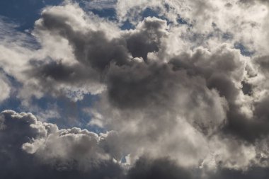 Portekiz 'in kuzeyindeki yağmur bulutları.
