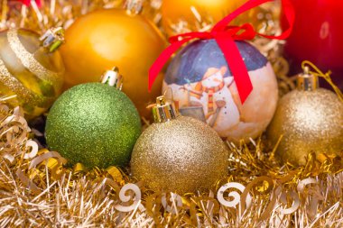 Noel baloları, yakın plan dekorasyon..