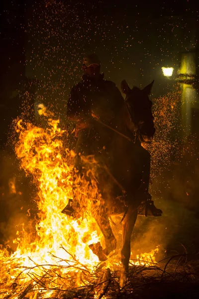 2018年1月16日 スペイン アヴィラで開催される Las Luminarias 宗教行事における馬の交叉火 — ストック写真