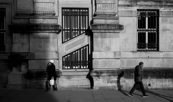 9 Mart 2020 'de Portekiz' in Braga şehrinin boş sokaklarında güneş ışığından uzakta Covid-19 'un (Coronavirus) Karanlık Bölgesi' ne yürüyen Asyalı bir kadın.