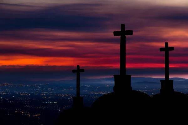 Silueta Cruces Católicas Con Fondo Oscuridad Atardecer Vivimos Tiempos Peligrosos — Foto de Stock