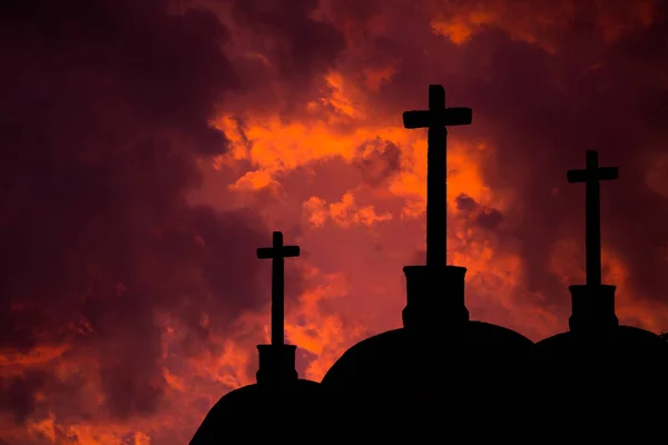 Silueta Cruces Católicas Con Fondo Oscuridad Atardecer Vivimos Tiempos Peligrosos — Foto de Stock