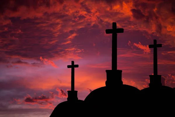 Silueta Cruces Católicas Con Fondo Oscuridad Atardecer Vivimos Tiempos Peligrosos — Foto de Stock