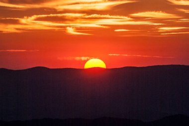 renkli gökyüzü ile dağlarda günbatımı
