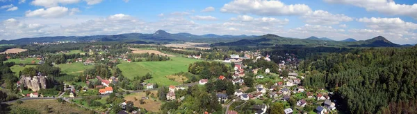 Vista de Na Strazi vista torre acima Sloup v Cechach em Noth Bohemia — Fotografia de Stock