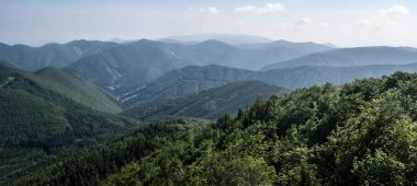 tepeler, vadiler ve Slovakya'da Mala Fatra Dağları'nın mavi gökyüzü