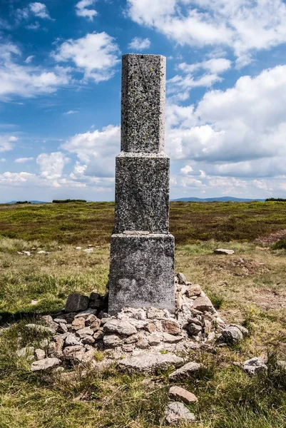 Staré triangulace pilíř na Snieznik hill summit — Stock fotografie