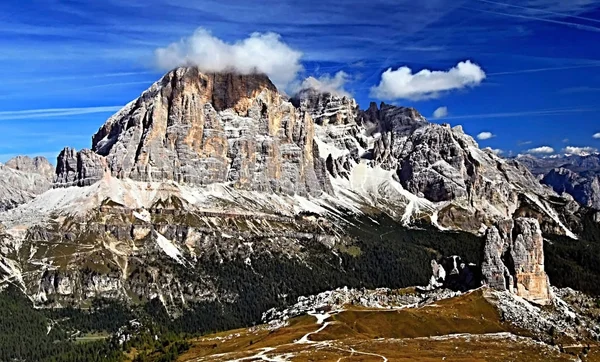 Formação de rocha Cinque Torri e grupo de montanha Tofana em Dolomit — Fotografia de Stock