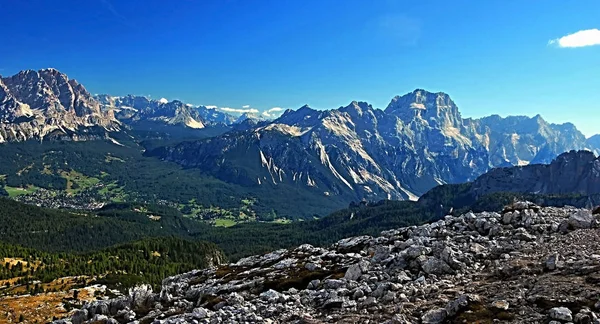 Вражаючих гірських Панорама з Nuvolau піку у регіоні Доломітові Альпи — стокове фото