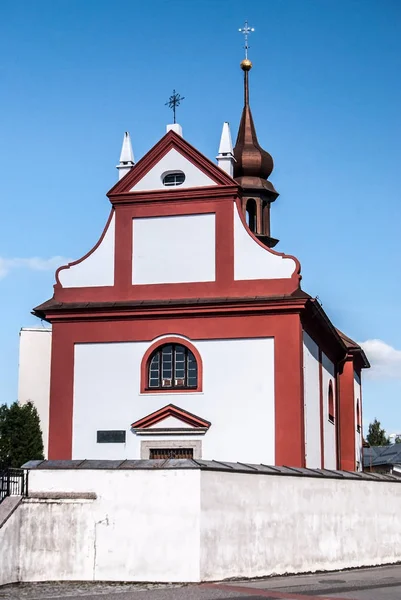 Kostel Nejsvetejsi Trojice kerk in Zdar nad Sazavou stad in Tsjechië — Stockfoto