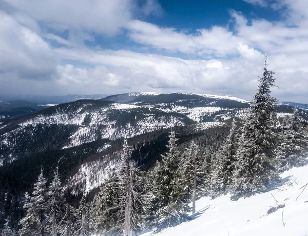 겨울 Jeseniky 산 구름 눈과 푸른 하늘 — 스톡 사진