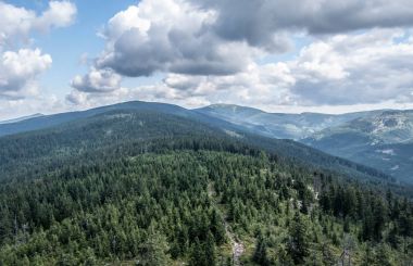 Kralicky Sneznik hill ile çek-Polonya sınırlarındaki Klepac Tepesi'nden çevresindeki diğer tepeler