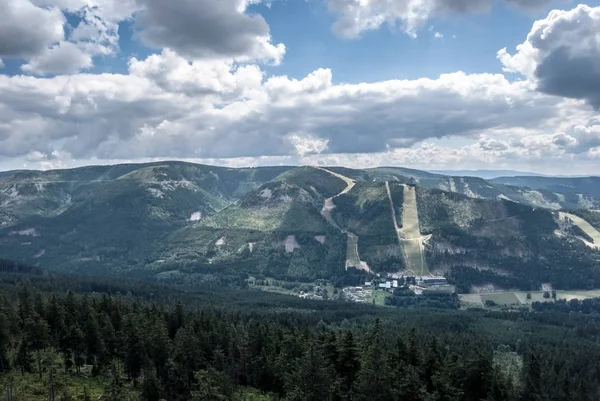 Dolni Morava resort con colinas de Kralicky Sneznik montañas alrededor en República Checa —  Fotos de Stock