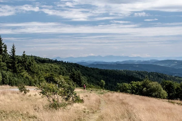 Vista para Mala Fatra gama de montanhas de Radhost colina em Moravskoslezske Beskydy montanhas na República Checa — Fotografia de Stock