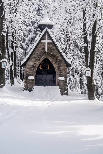 Chapelle en pierre avec neige et forêt de ftozen autour de Bily Kriz dans Beskids montagnes ion tchèque frontières slovaques — Photo