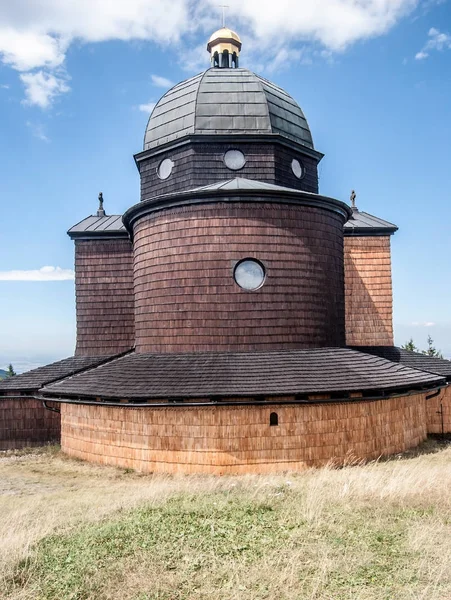 Capela de sv. Cyril a Metodej na colina Radhost em Moravskoslezske Beskydy montanhas na República Checa — Fotografia de Stock