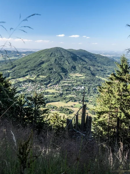 Kuncice pod Ondtejnikem dorp met Ondtejnik bergkam met Skalka heuvel boven in Tsjechië — Stockfoto