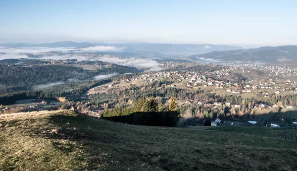 Koniakow e Istebna villaggi con i suoi dintorni dalla collina di Ochodzita in Silesian Beskids montagne in Polonia — Foto Stock