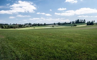çayırlar, küçük tepeler, ağaçlar ve birkaç güzel manzara Zdar nad Sazavou şehir Çek Cumhuriyeti'nde yaz günü mavi gökyüzü ve bulutlar sırasında evler