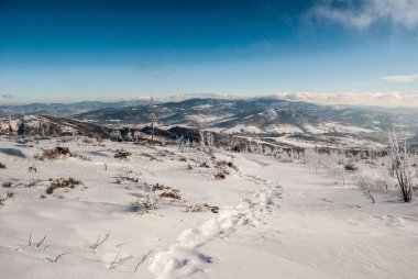 Kış Beskid Slaski ve iz Barania Gora hill Polonya yakınındaki hiking üzerinden Beskid Zywiecki dağlar panorama