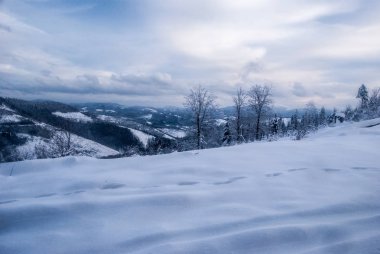 Kış dağ manzarası hills, kar ve mavi gökyüzü bulutlu 