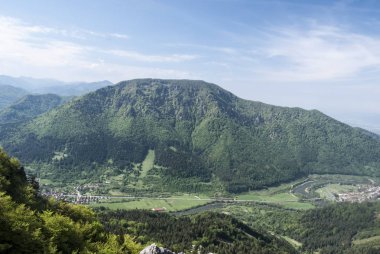 Vah Nehri Vadisi Stankovany ve Kralovany köyleri ve yukarıda Kopa Hill'de Slovakya ile