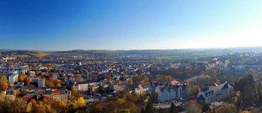 Plauen şehir berrak gökyüzü ile güzel sonbahar gün boyunca güzel kırsal kesimde Germyna ile
