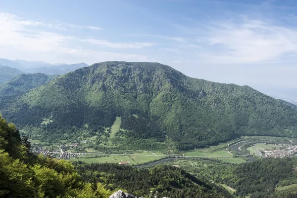 Valle del río Vah con pueblos de Stankovany y Kralovany y la colina de Kopa arriba en Eslovaquia — Foto de Stock