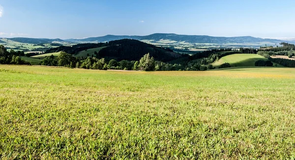 Mooi landschap met heuvels, weilanden, enkele dorpen en blauwe hemel op Moravië - Boheemse randen in de buurt van Lyžiarsky stad — Stockfoto