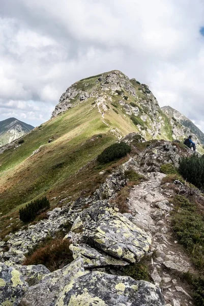 Cume de montanha Otrhance em montanhas ocidentais Tatras na Eslováquia — Fotografia de Stock