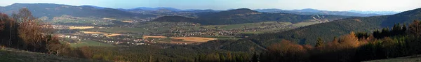 捷克-波兰-斯洛伐克边境与乡村的美丽风光环绕着许多丘陵, 从 Moravskoslezske Beskydy 山脉的马拉 Kycera 山 — 图库照片