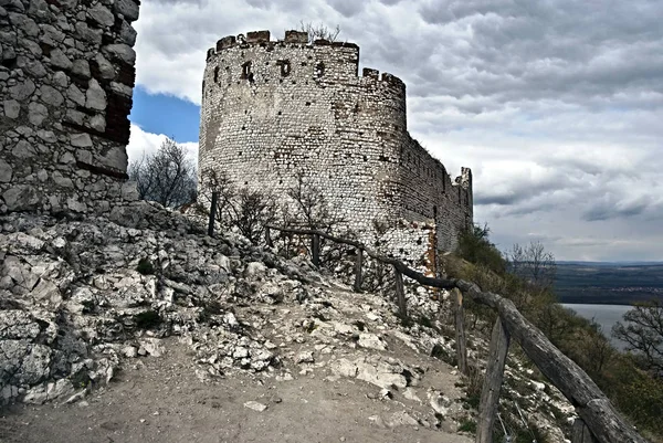 Ruínas do castelo de Devicky em montanhas de Palava na república checa — Fotografia de Stock