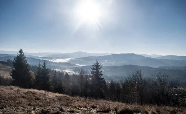 ポーランドの Koniakow 村上 Koczy Zamek 丘から秋ベスキディ山脈山脈 — ストック写真
