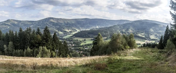 Krajobraz Beskidu Śląsko-Morawskiego w pobliżu wieś Moravka w Republice Czeskiej — Zdjęcie stockowe