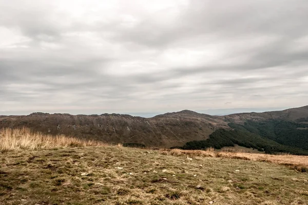 Kopa Kupowska hill och Krzemien bergsryggen från Tarnica hill i höst Bieszczady-bergen i Polen — Stockfoto