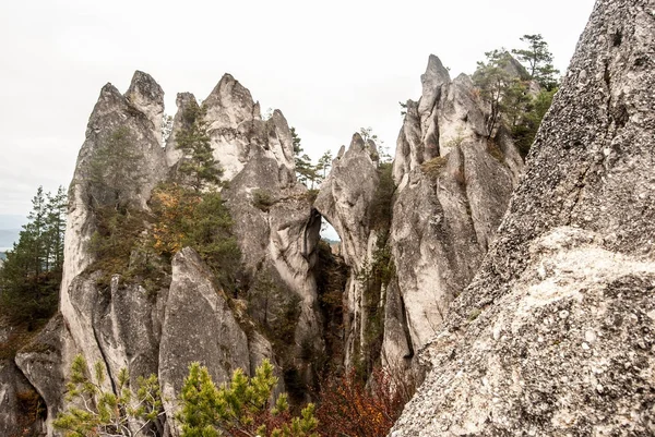 Goticka brana arco natural com rochas ao redor em Sulovske montanhas skaly na Eslováquia — Fotografia de Stock