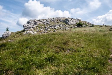 dağ çayır küçük kayalar ve mavi gökyüzü bulutlu