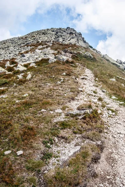 Vysna Magura pico no cume da montanha Otrhance em montanhas Tatras ocidentais na Eslováquia — Fotografia de Stock